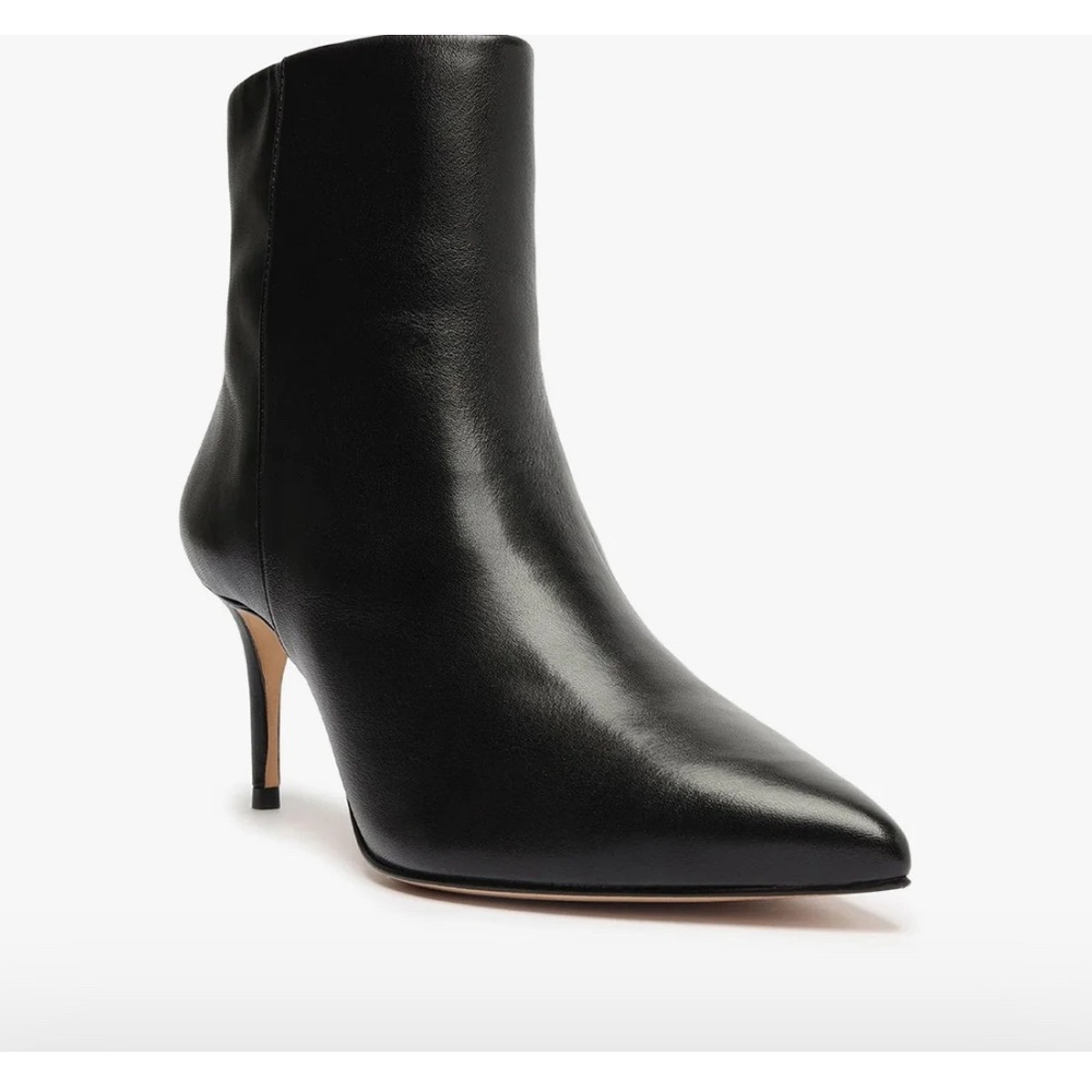 NEVER WORN!! Schutz leather pointed toe ankle bootie (size 7.5)